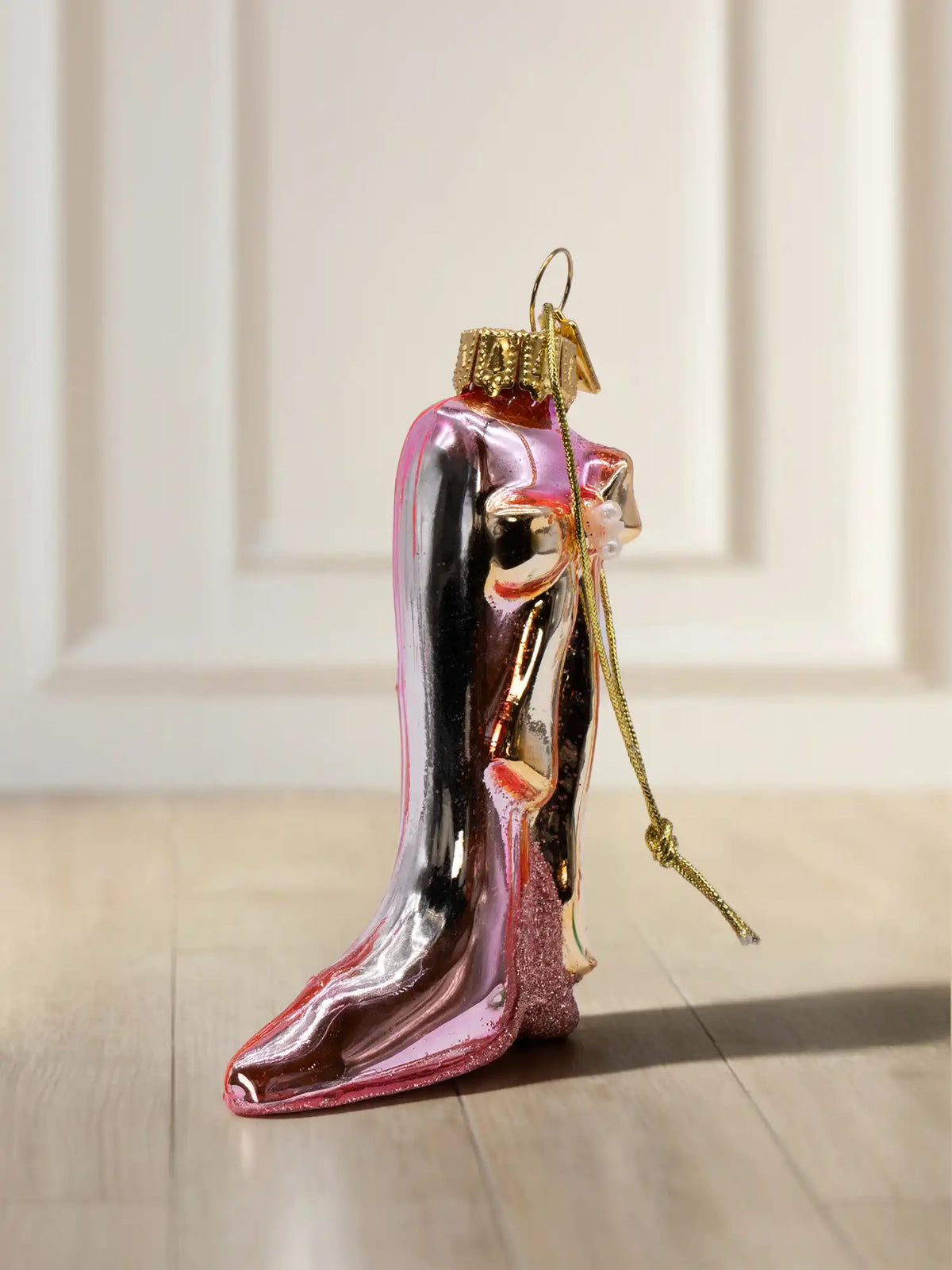 Glasornament High Heel: rosafarbener Stiletto mit rosa Glitzerabsatz und kleiner Perlenschleife, mit goldener Aufhängekappe und Kordel