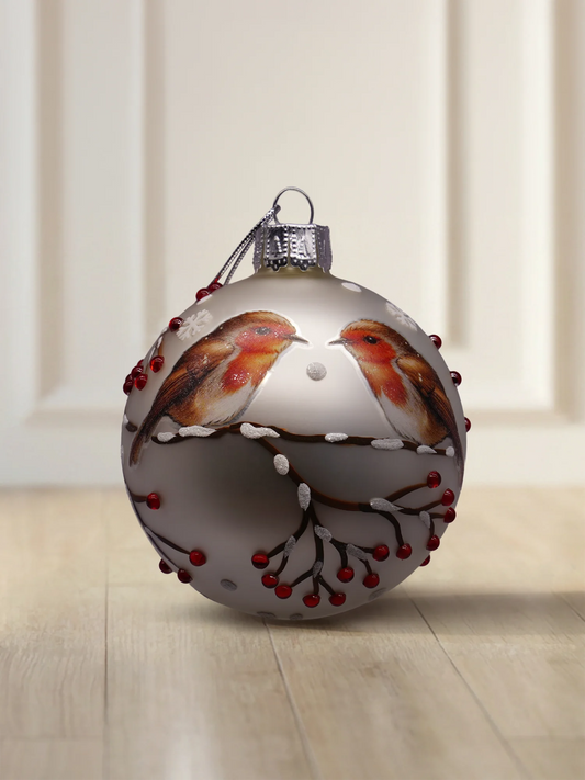 ArtiTree glazen bol van 8 cm in matgrijs met twee roodborstjes op takken en rode bessen