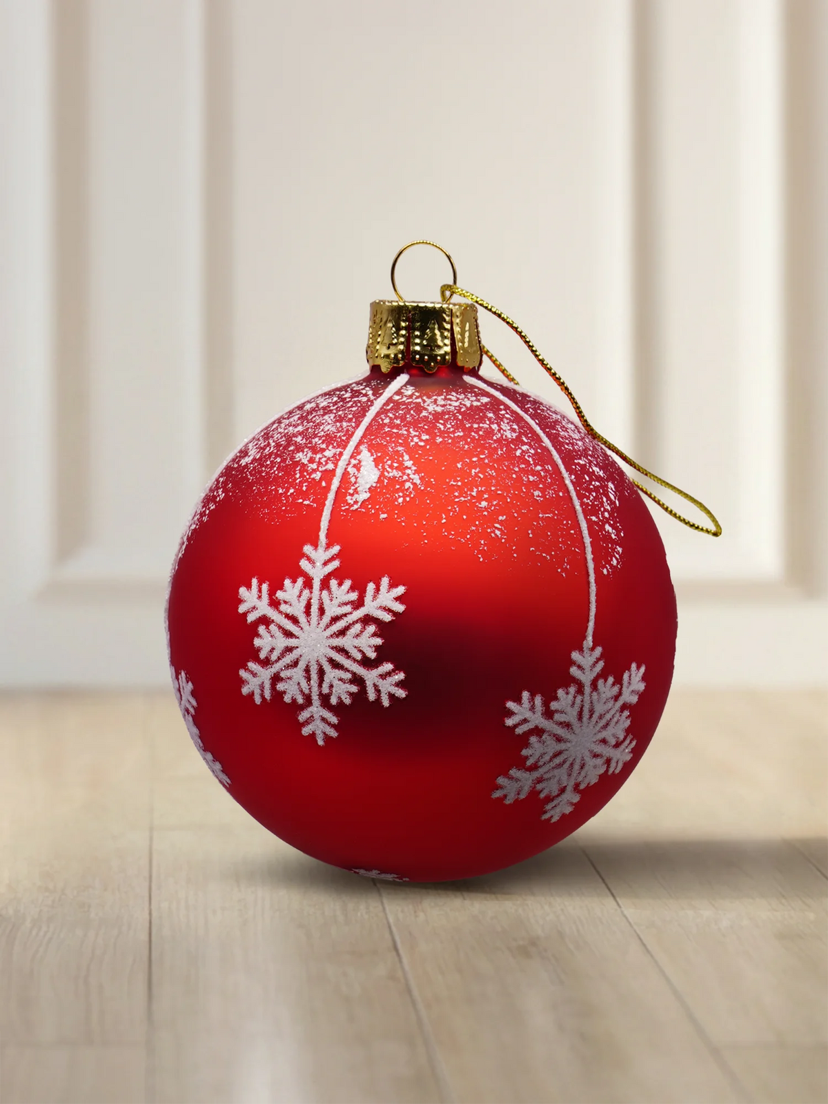 ArtiTree Glaskugel 10 cm in Rot matt mit großen weißen Schneeflocken und Schneestaub