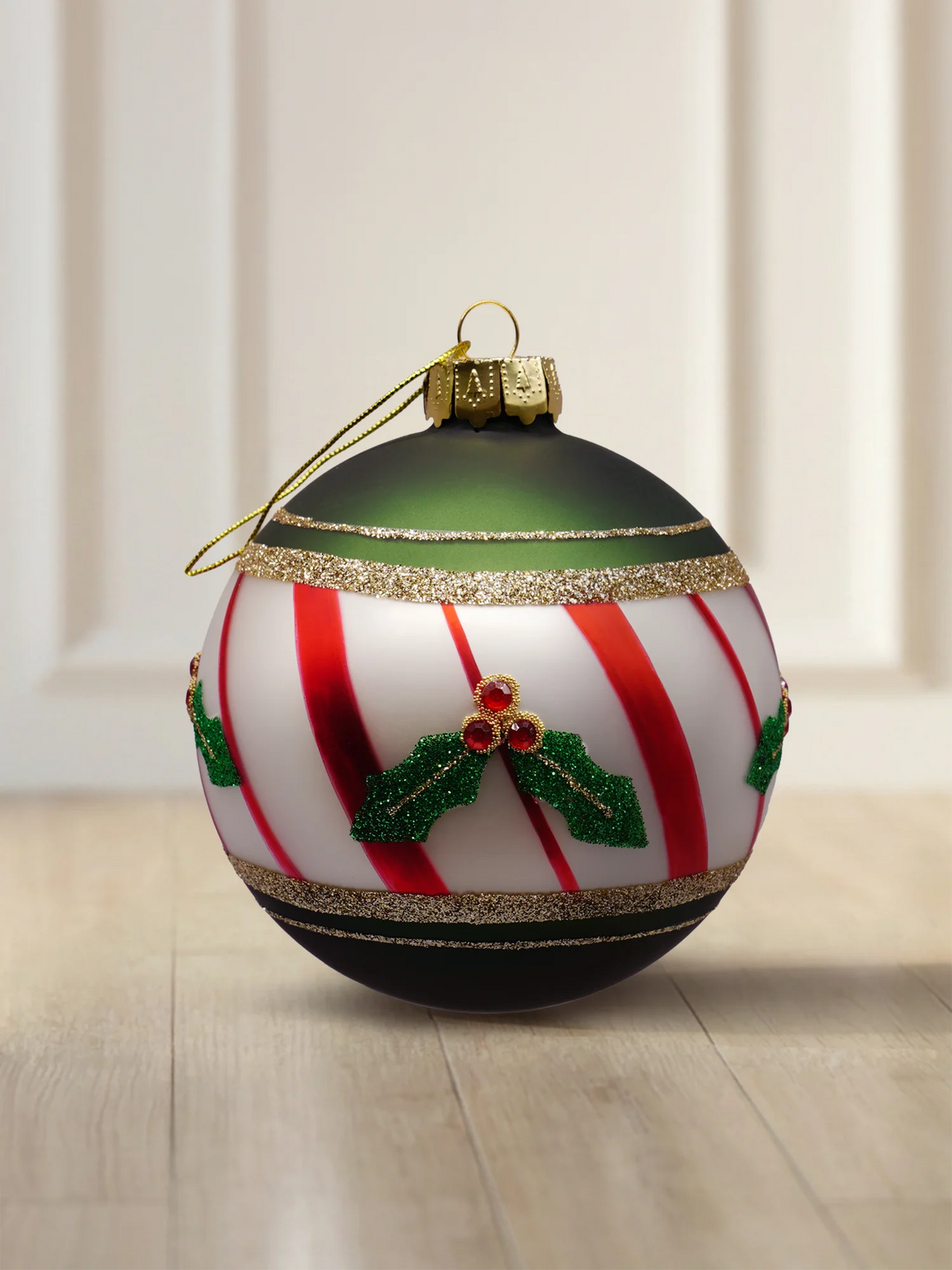 ArtiTree glazen kerstbal 10 cm in wit met rode strepen, hulsttakken en goudglitterlint