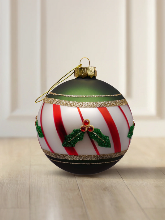 ArtiTree glazen kerstbal 8 cm in wit met rode strepen, hulsttakjes en goudglitterlint