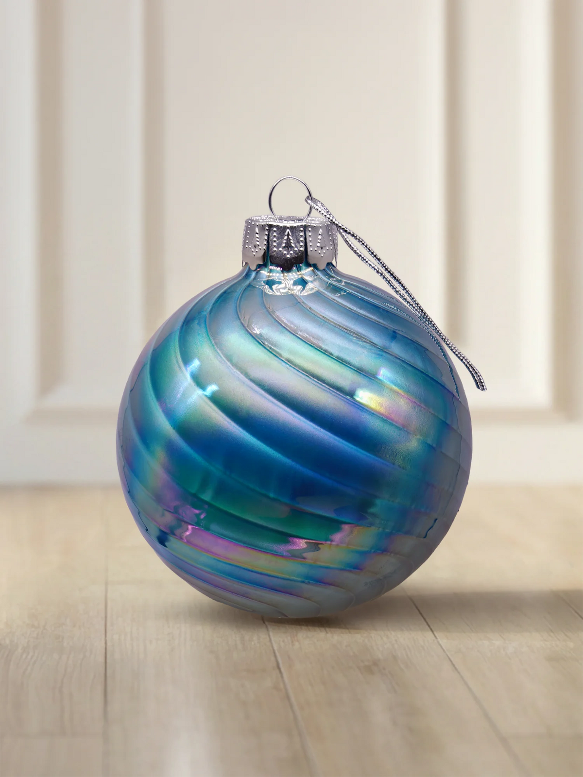 ArtiTree Glaskugel 10 cm in Blau-Türkis mit irisierendem Wellenrelief und Silberaufhänger