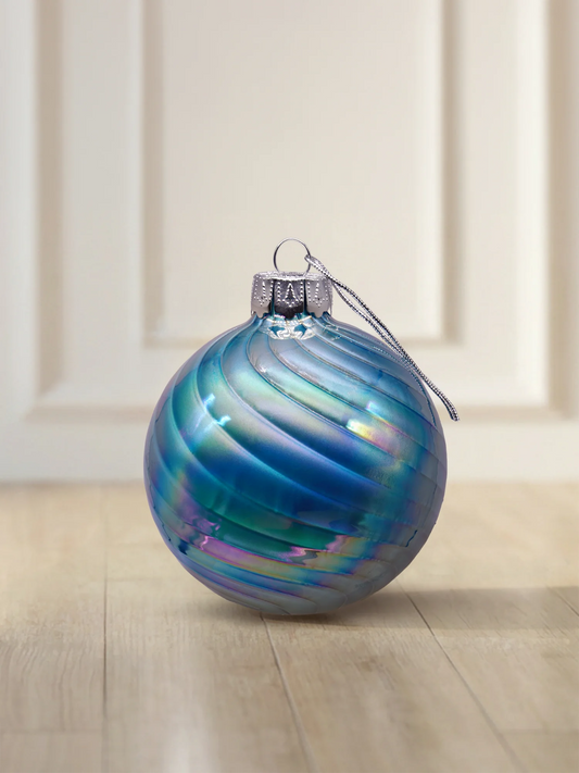 ArtiTree glazen bal 6 cm in blauw-turkoois met iriserend golfreliëf en zilveren ophanger