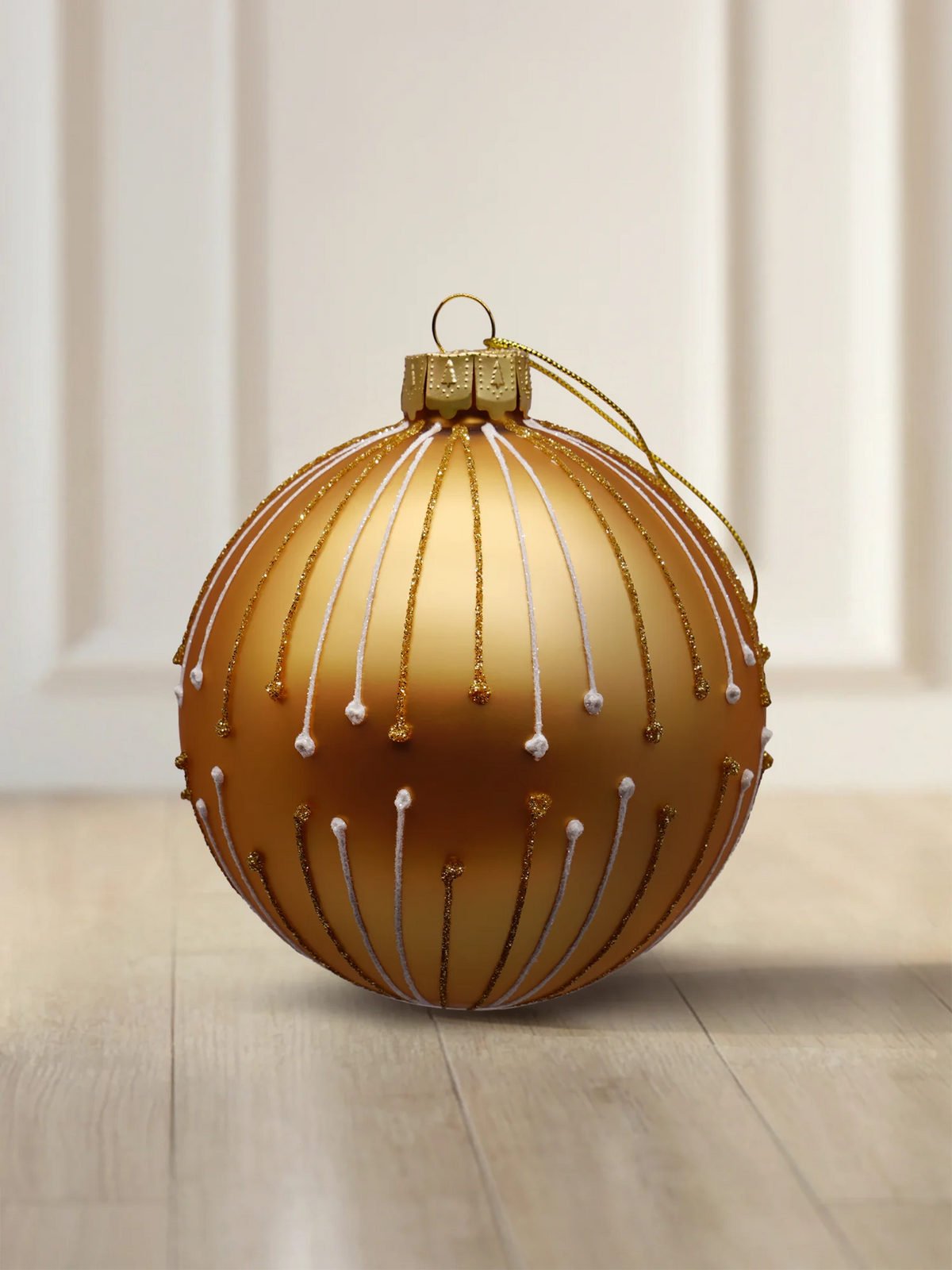 ArtiTree Glaskugel 10 cm in Gold matt mit Glitzerlinien und weißen Punkten im Strahlenmuster