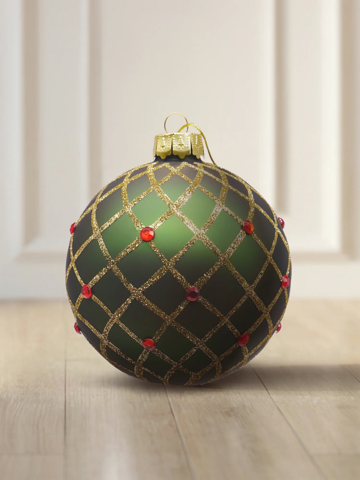 ArtiTree Glaskugel 10 cm in Dunkelgrün matt mit goldenem Rautengitter und roten Schmucksteinen