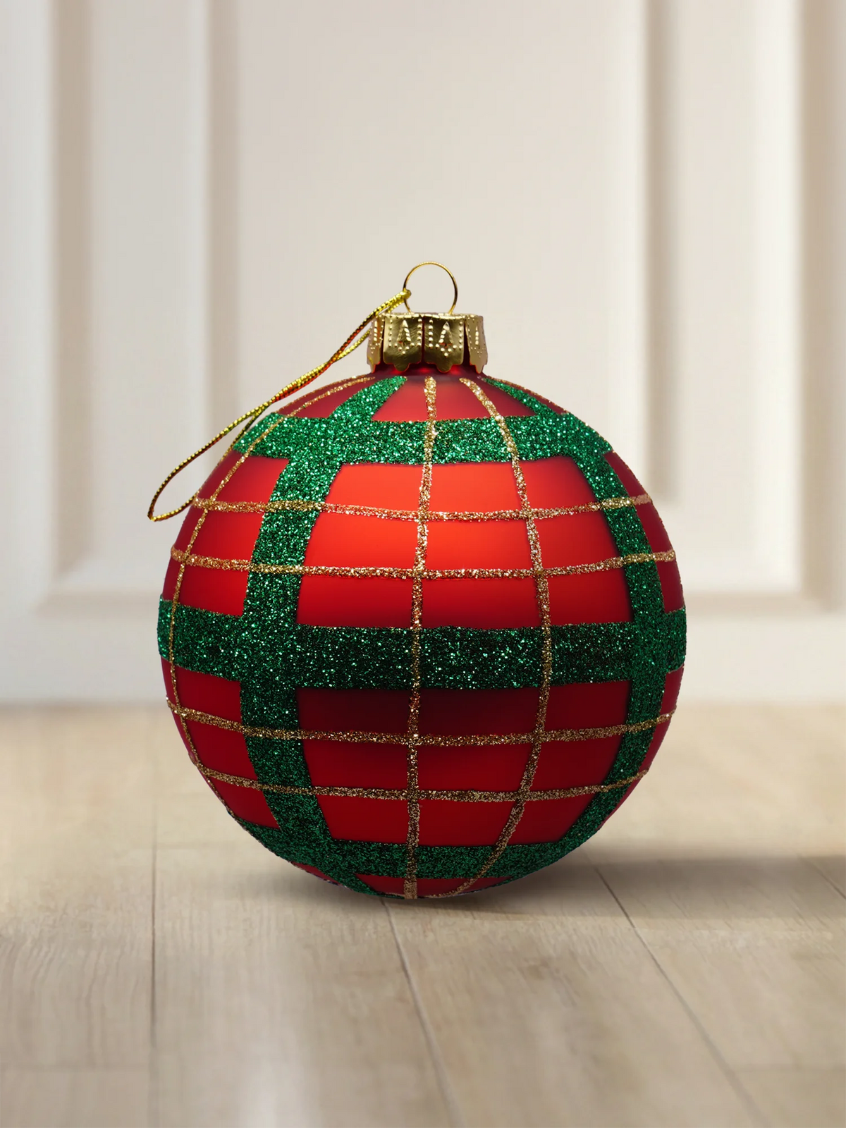 ArtiTree Glaskugel 10 cm in Rot matt mit grün-goldenem Karomuster aus Glitzer