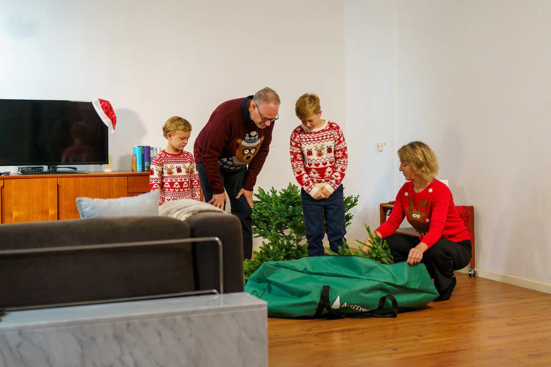 Künstlicher Weihnachtsbaum von ArtiTree wird von einer Familie aufgebaut