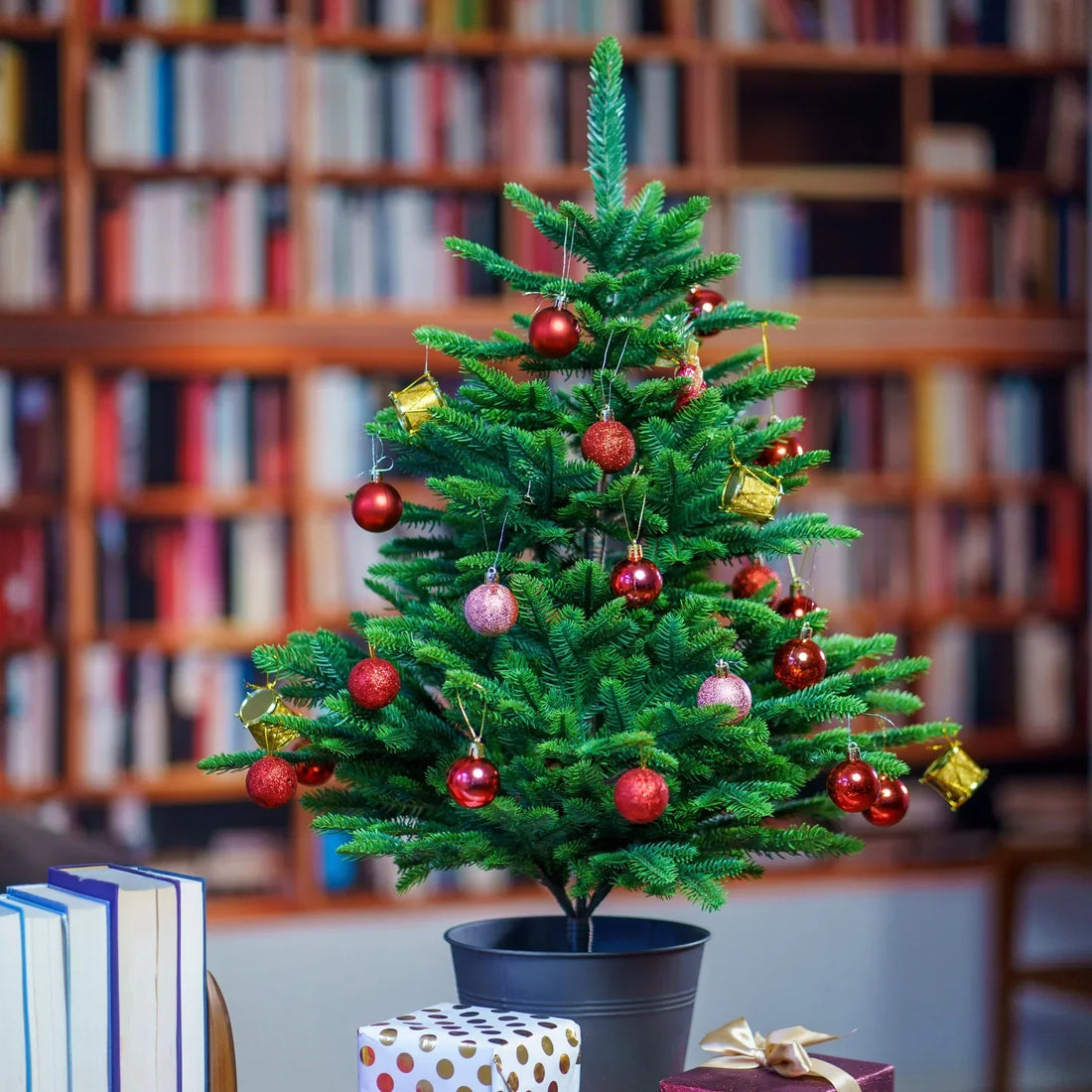 Geschmückter, künstlicher Weihnachtsbaum im Topf von ArtiTree