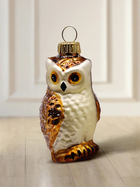 Glasfiguur uil: zittende uil met een crèmewitte borst, bruin-gouden vleugels, oranje ogen en een gouden ophangoog