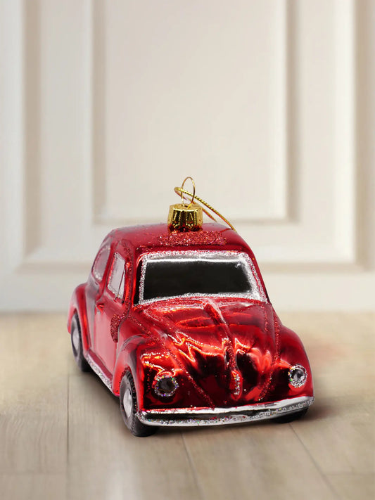 Glasornament Oldtimer: glänzend rotes Auto im Retro-Stil mit silbernen Glitzerkanten, goldener Aufhängekappe und Kordel