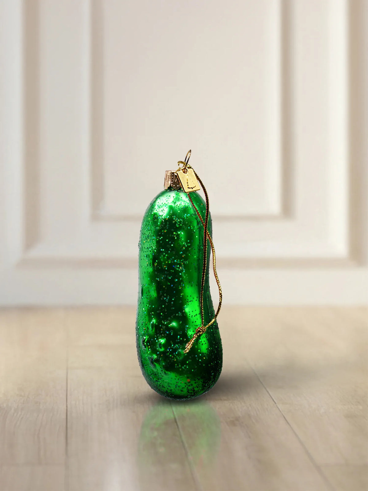 Glasornament Gurke mittel: rundliche Glasgurke in dunklem Smaragdgrün mit feinem Glitter, goldener Aufhänger mit goldener Kordel