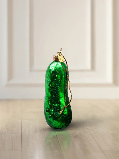 Glasornament Gurke mittel: rundliche Glasgurke in dunklem Smaragdgrün mit feinem Glitter, goldener Aufhänger mit goldener Kordel