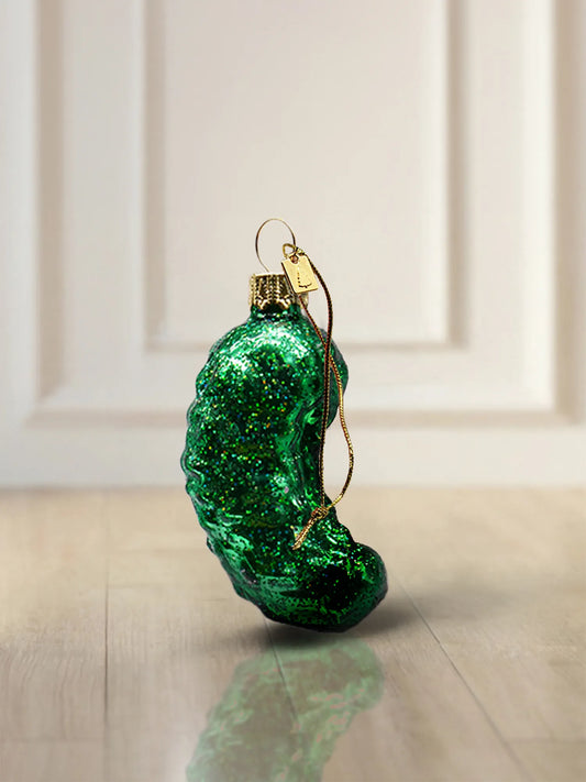 Glasornament Gurke klein: gebogene Glasgurke in dunklem Smaragdgrün mit intensivem Multicolor-Glitter, goldener Aufhänger mit goldener Kordel