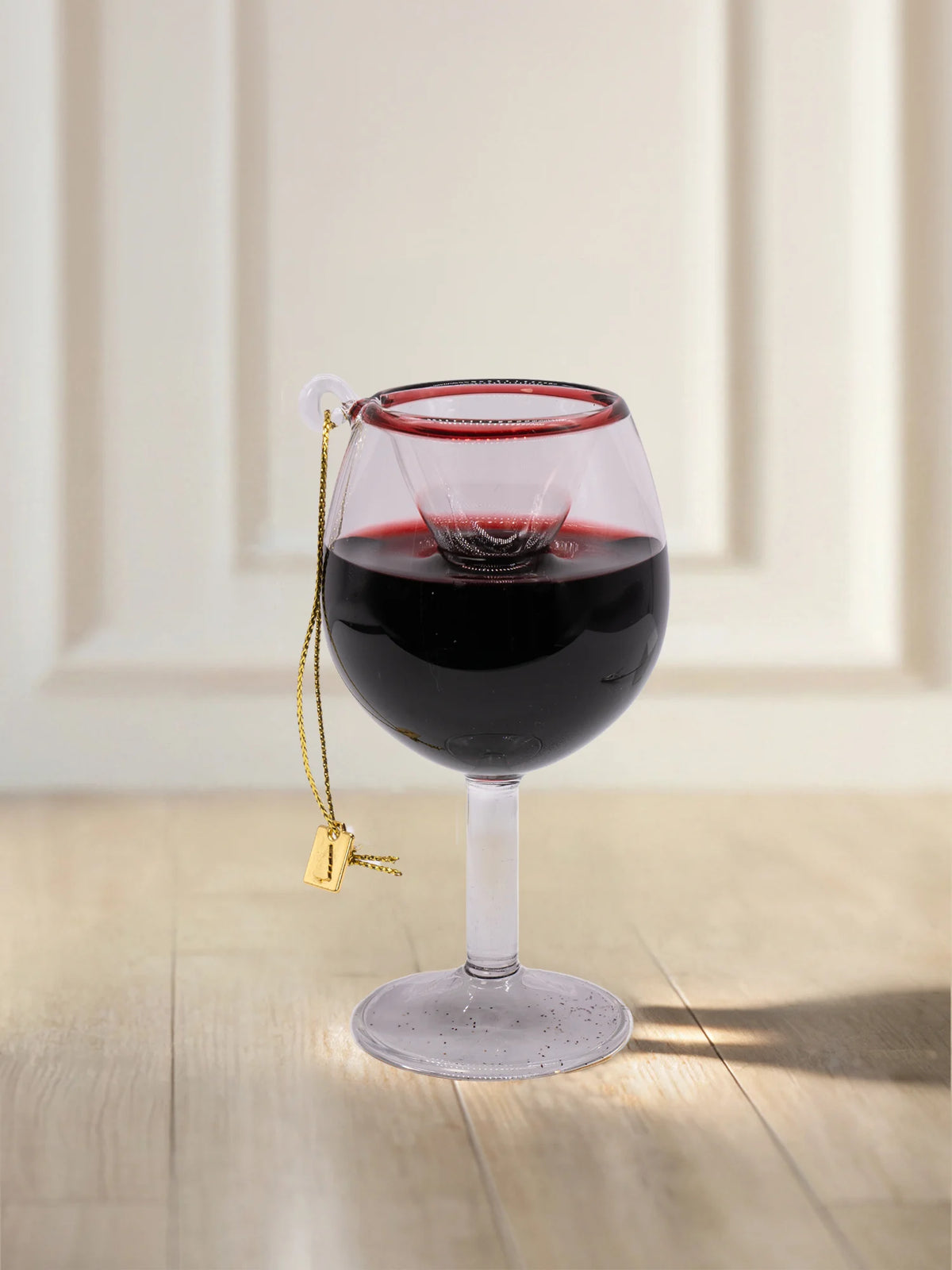 Glasornament Rotwein: transparentes Weinglas mit dunkelrotem Wein, goldene Kette mit ArtiTree-Tag