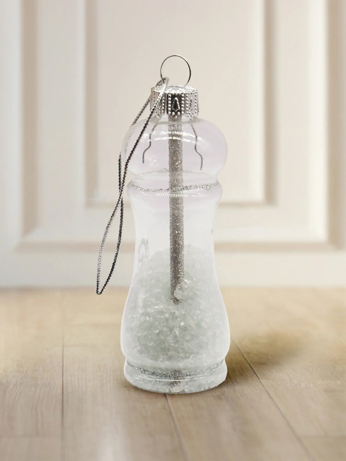 Glasornament Salzmühle: transparente Mühle aus Glas, gefüllt mit weißen Salzkristallen, mit silbernen Glitzerakzenten und silberner Kordel
