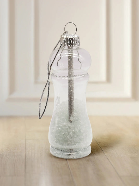 Glasornament Salzmühle: transparente Mühle aus Glas, gefüllt mit weißen Salzkristallen, mit silbernen Glitzerakzenten und silberner Kordel