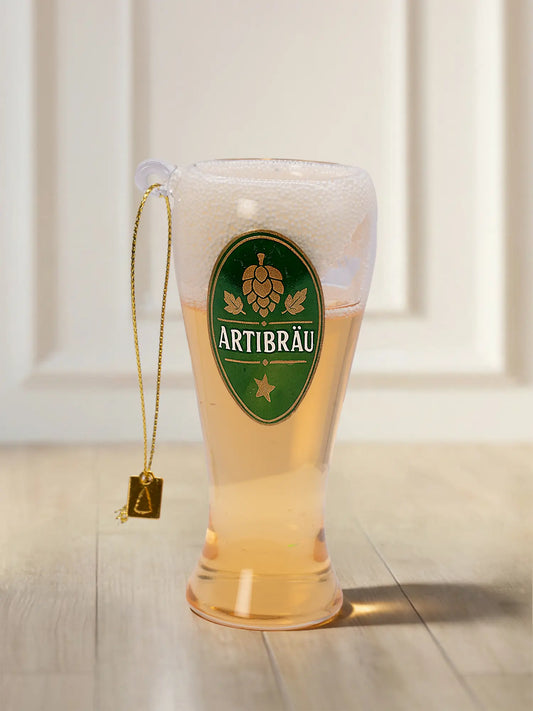 Gläsernes Ornament in Form eines Bierglases mit Schaumkrone und grünem Etikett „Artibräu“ mit Hopfendolde, dazu goldene Kordel mit Anhänger.