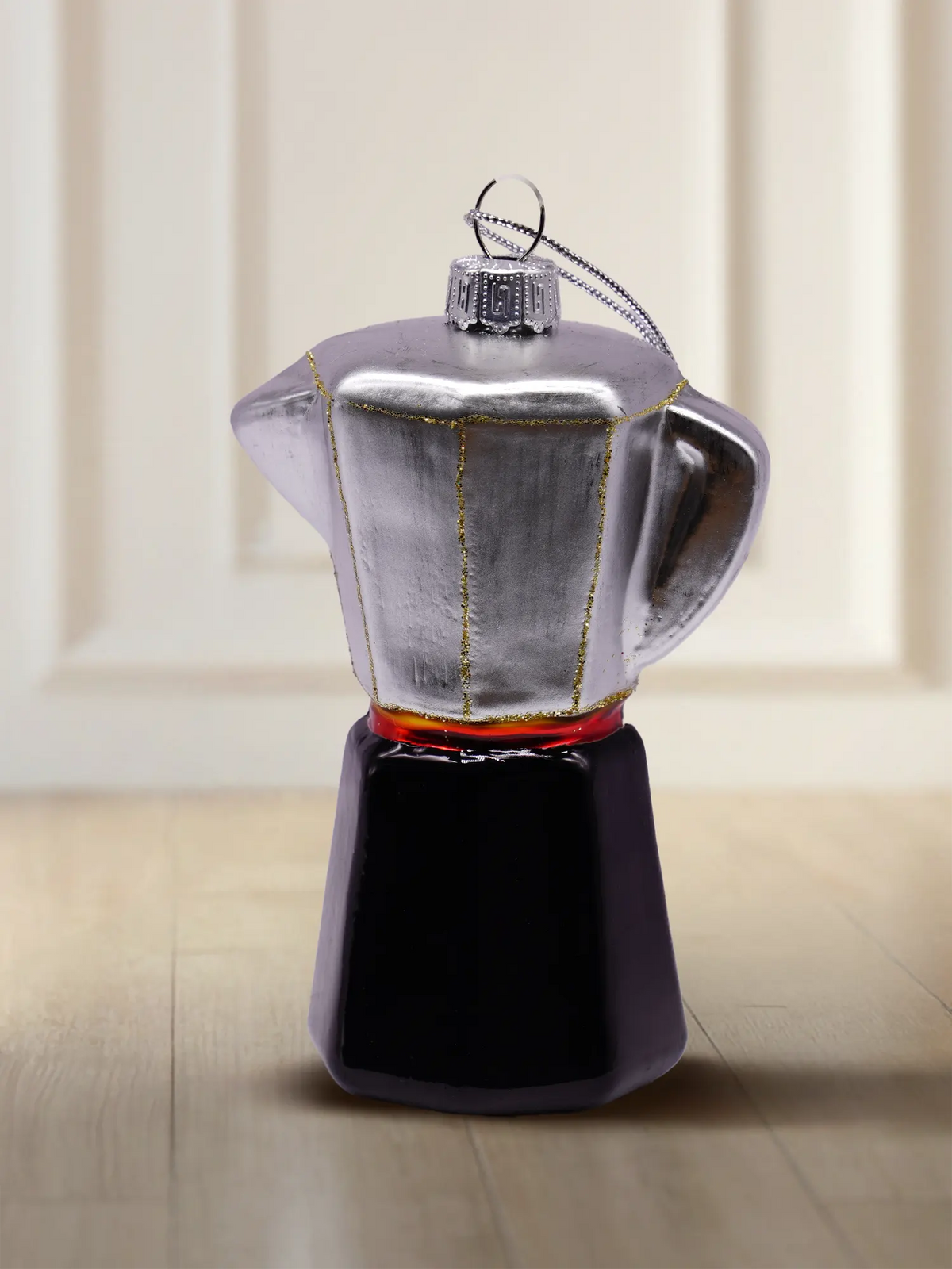 Glasfigur Espressokocher: silberne Mokkakanne mit schwarzem Unterteil und goldenen Glitzerkanten, silberne Aufhängung
