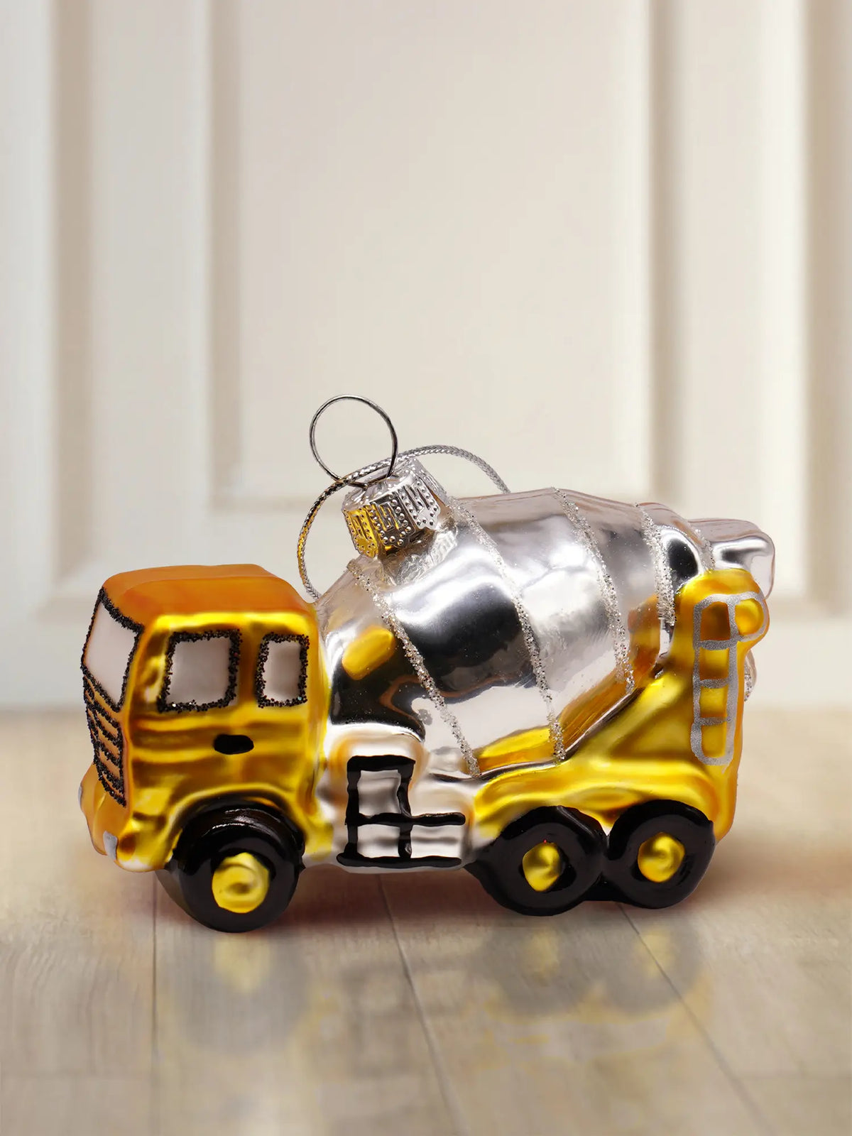 Glasornament Betonfahrmischer: Glasfigur Betonfahrmischer in Gelb und Silber mit schwarzen Rädern und schwarzen Fensterdetails, silberner Aufhänger mit silberner Kordel