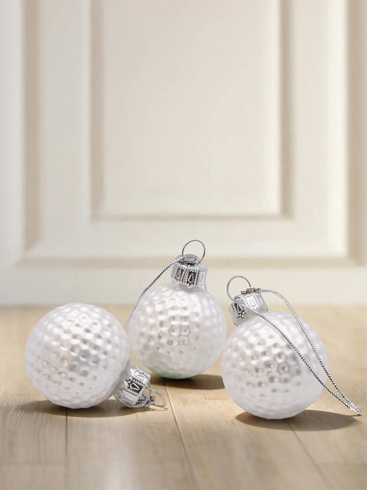 Glasornament Golfbälle: drei weiße Golfbälle mit Noppenstruktur und silbernen Aufhängekappen mit Kordel