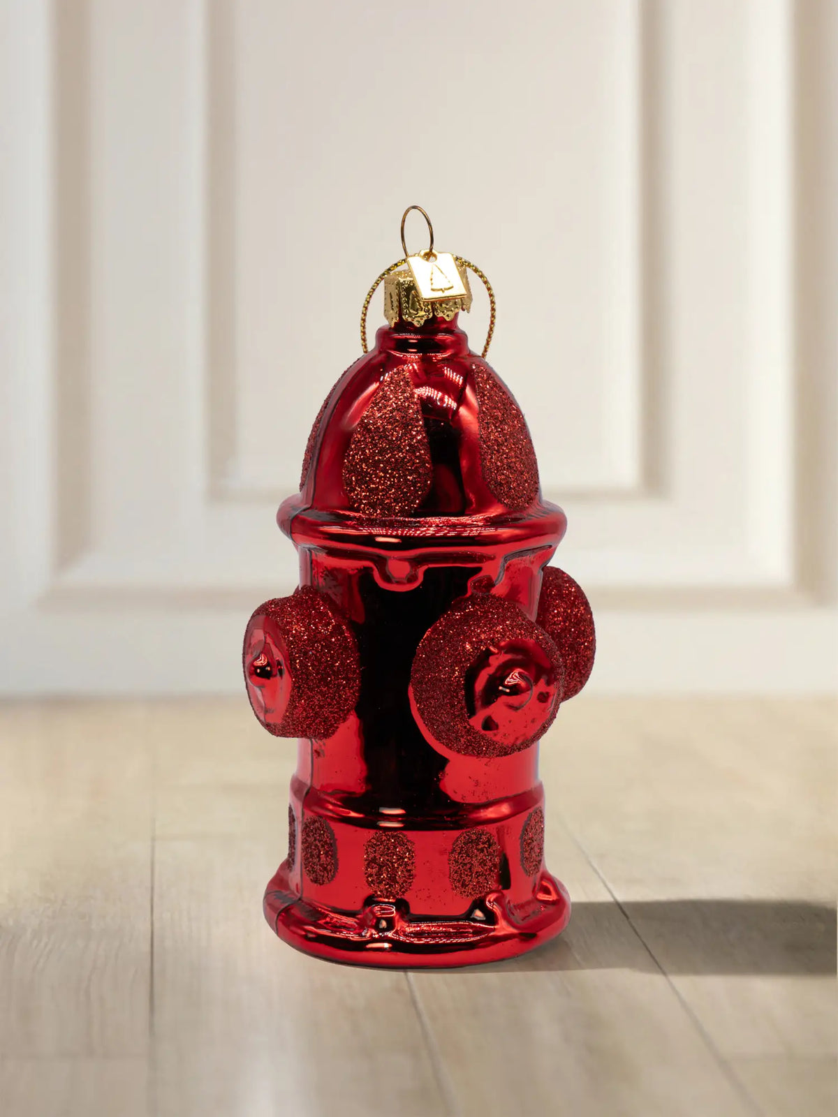 Glasornament Hydrant: roter glänzender Hydrant mit roten Glitzerflächen und goldener Aufhängekappe mit Kordel