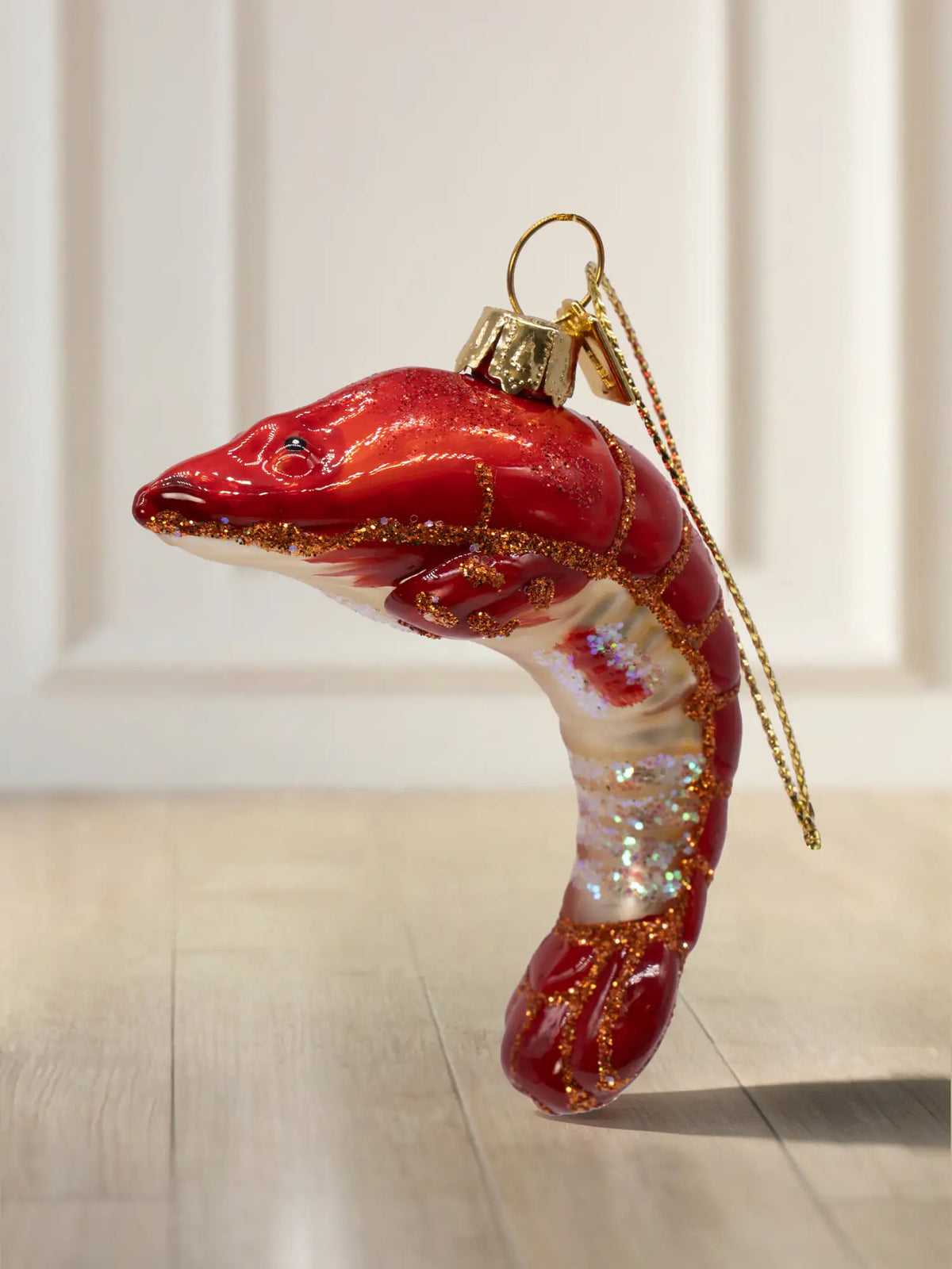 Glasornament Garnele: rote Garnele in gebogener Form, gold-kupferfarbene Glitter-Akzente, goldenes Hängeelement