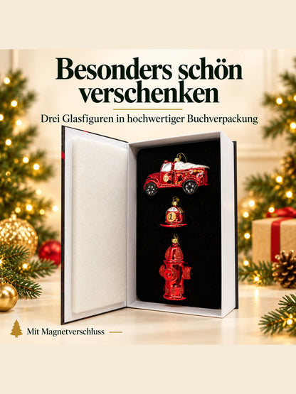 ArtiTree Glasfigurenset Feuerwehrset – Geöffnete Buchverpackung mit Magnetverschluss und drei Glasfiguren, Aufschrift „Besonders schön verschenken – 3 Glasfiguren in hochwertiger Buchverpackung"