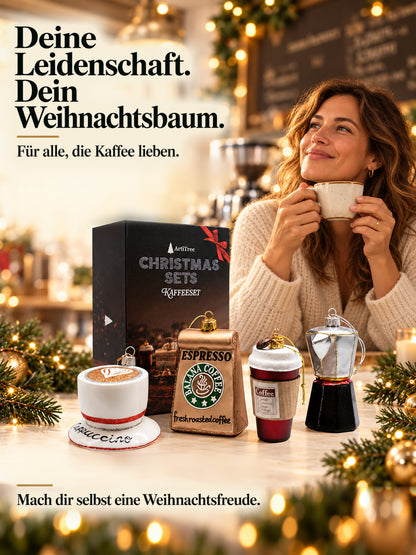 ArtiTree Glasfigurenset Kaffeeset – Lifestyle-Aufnahme mit Person und Tagline „Für alle, die Kaffee lieben", Box und alle vier Glasfiguren, goldene Weihnachtslichter im Hintergrund