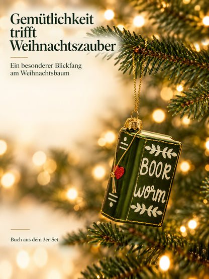 ArtiTree Glasfigur Buch (dunkelgrün, Aufschrift „Book Worm", rotes Herzlesezeichen, 10cm) am Weihnachtsbaum hängend – „Gemütlichkeit trifft Weihnachtszauber", goldenes Hängeelement