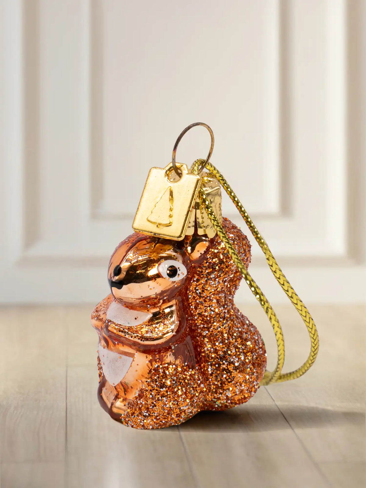 Glasornament Eichhörnchen: kompakte Glasfigur in Kupfer-Braun mit Kupferglitter-Finish, goldenes Hängeelement 