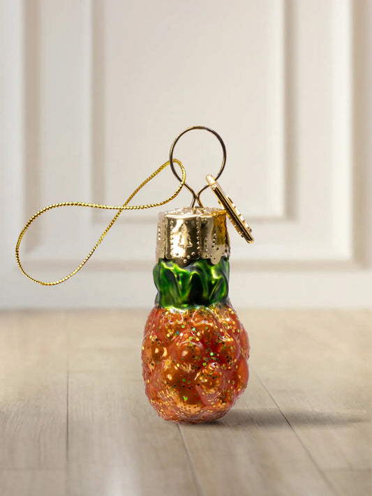 Glasornament Ananas: orange-rote Ananas mit grünem Blätterkopf und Goldglitter-Finish, goldenes Hängeelement