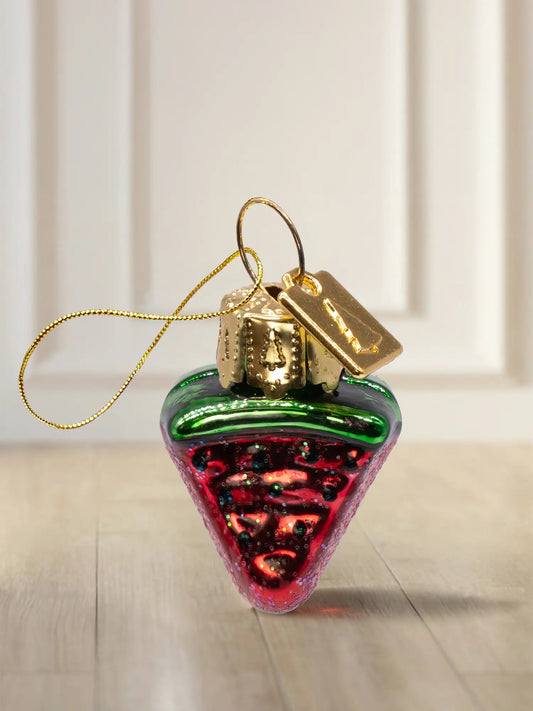 Glasornament Wassermelone: dreieckige Wassermelonenscheibe mit grüner Schale, rotem Inneren und Glitter-Kernen, goldenes Hängeelement