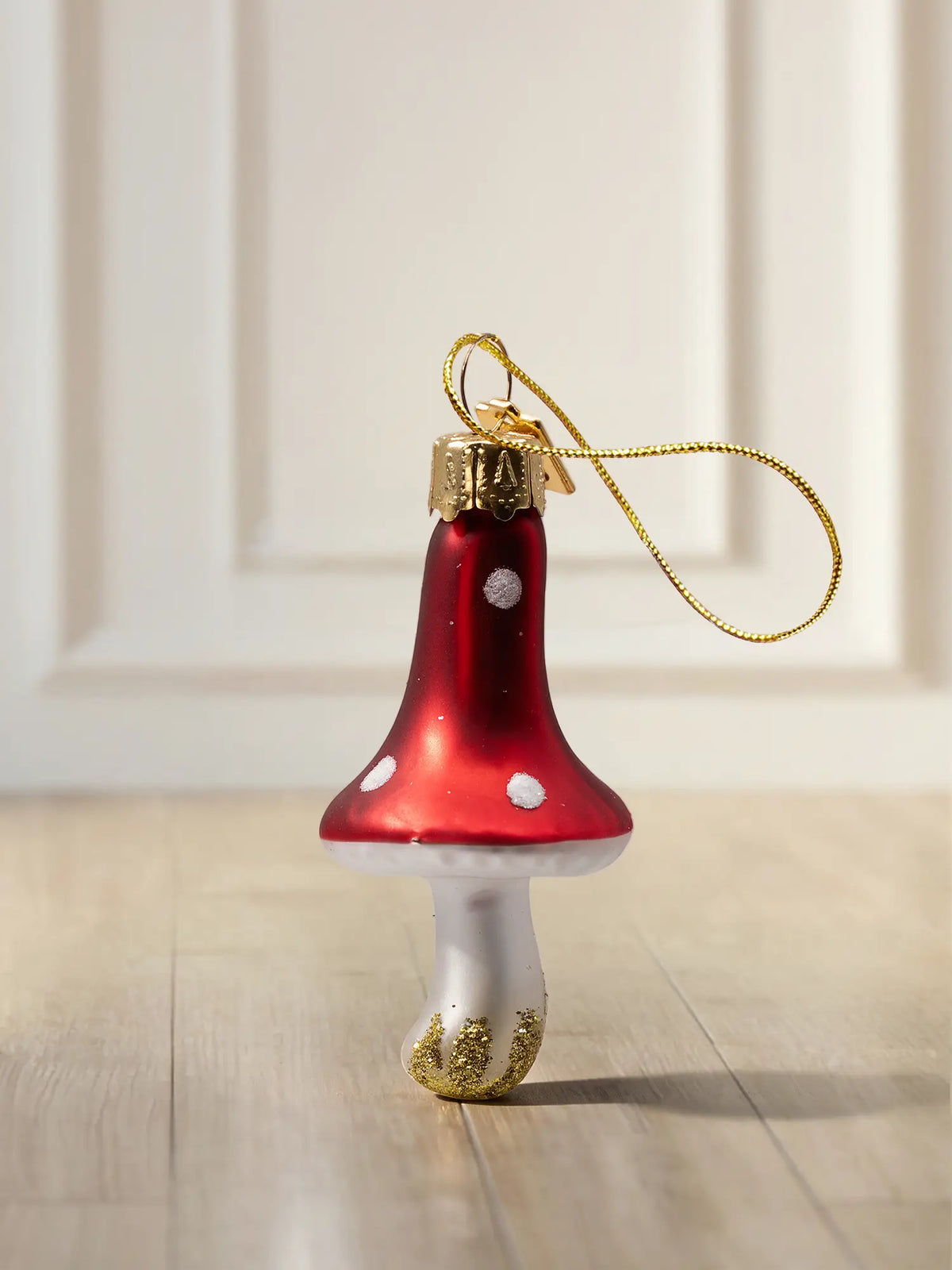 Glasornament Pilz Fliegenpilz klein: roter Pilzhut mit weißen Punkten, weißer Stiel mit Goldglitter, goldenes Hängeelement