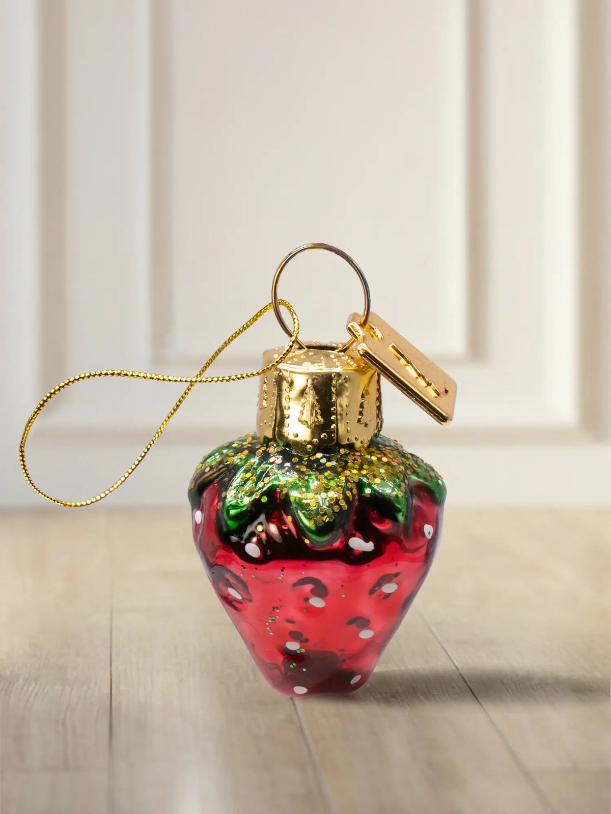 Glasornament Himbeere: rote Himbeere mit weißen Tupfen und grünen Blättern mit Goldglitter, goldenes Hängeelement