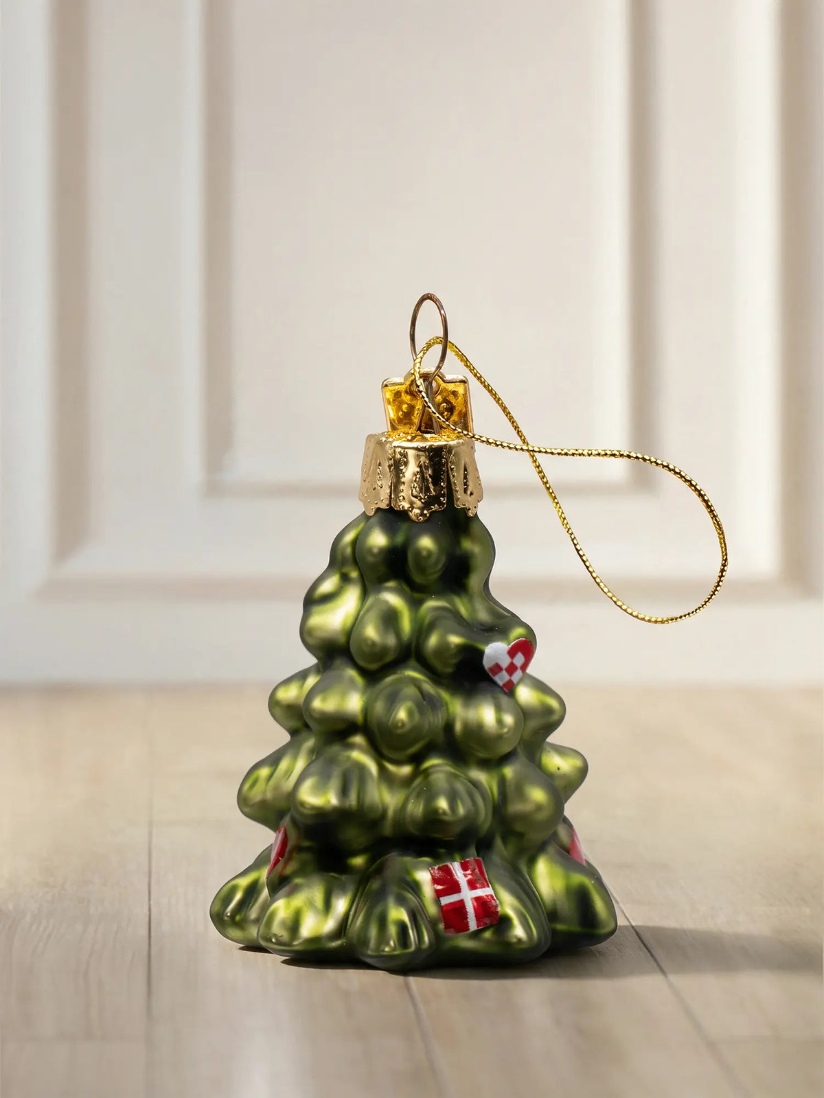 Glasornament Tannenbaum klein: dunkelgrüner runder Weihnachtsbaum mit rotem Herz und rotem Päckchen als Deko, goldenes Hängeelement