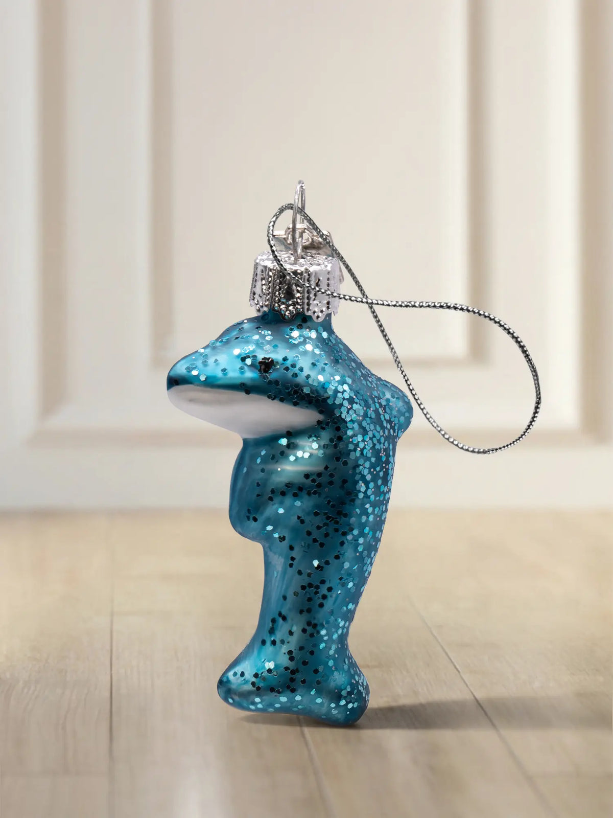 Glasornament Delfin: türkis-blauer Delfin mit blauem Glitter-Finish und weißem Bauch, silbernes Hängeelement