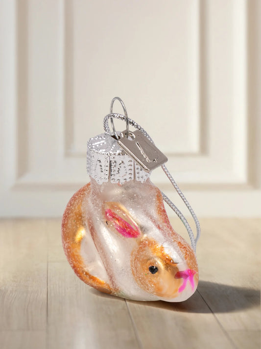 Glasornament Hase: zusammengerollter Hase in Weiß-Irisierend mit Orangetönen, pinke Ohren und Wangen, Glitter-Finish, silbernes Hängeelement