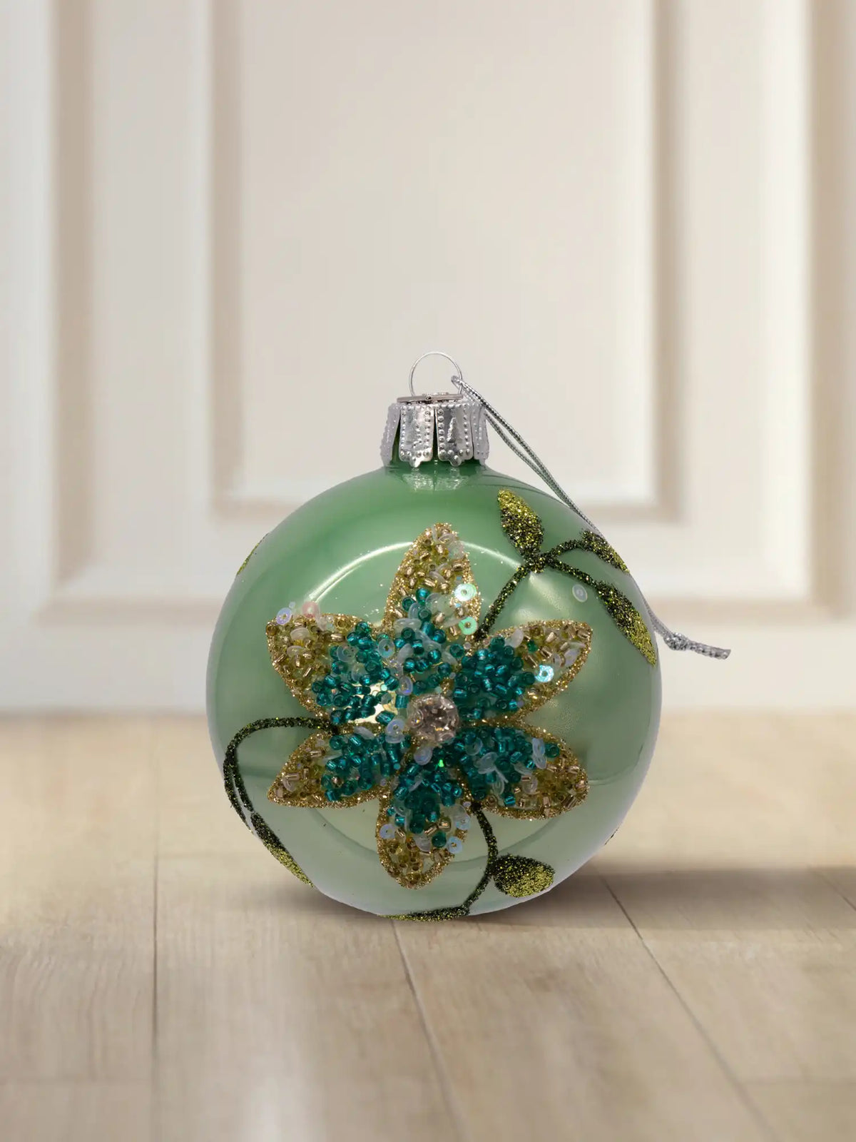 Glaskugel salbei glanz Blumenmotiv 6cm: salbeigrüne Glaskugel mit Glanzfinish, türkis-goldenes Blumenmotiv aus Perlen und Pailletten, goldene Rankenverzierung, silberner Aufhänger mit silberner Kordel