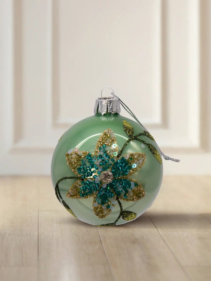 Glaskugel salbei glanz Blumenmotiv 6cm: salbeigrüne Glaskugel mit Glanzfinish, türkis-goldenes Blumenmotiv aus Perlen und Pailletten, goldene Rankenverzierung, silberner Aufhänger mit silberner Kordel