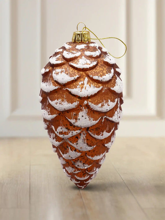 Glasornament Tannenzapfen: kupferbrauner Zapfen mit weiß verschneiten Schuppen und Glitzer, goldene Aufhängekappe und Kordel