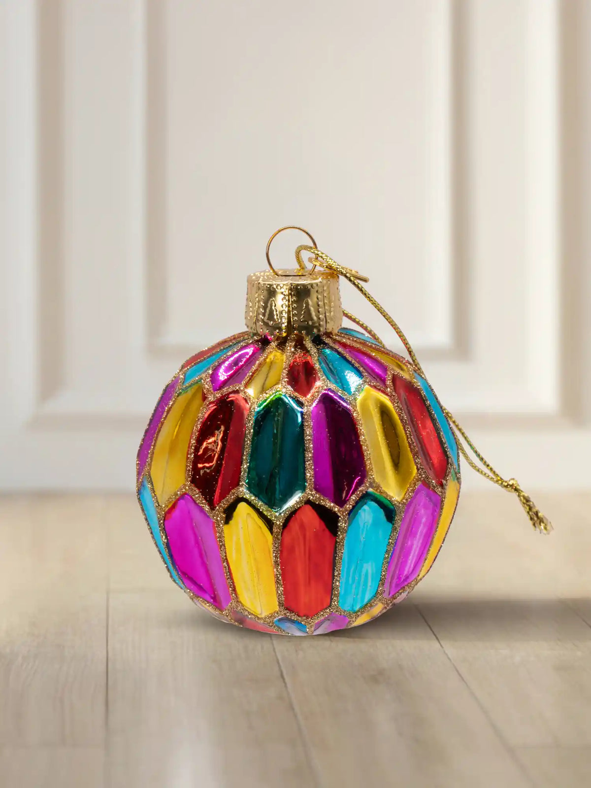 Glaskugel bunt 6cm: Glaskugel mit diagonalen Streifen in Rot, Grün, Blau, Pink und Gold, Hochglanzfinish mit goldenen Glitzerlinien, goldener Aufhänger mit goldener Kordel