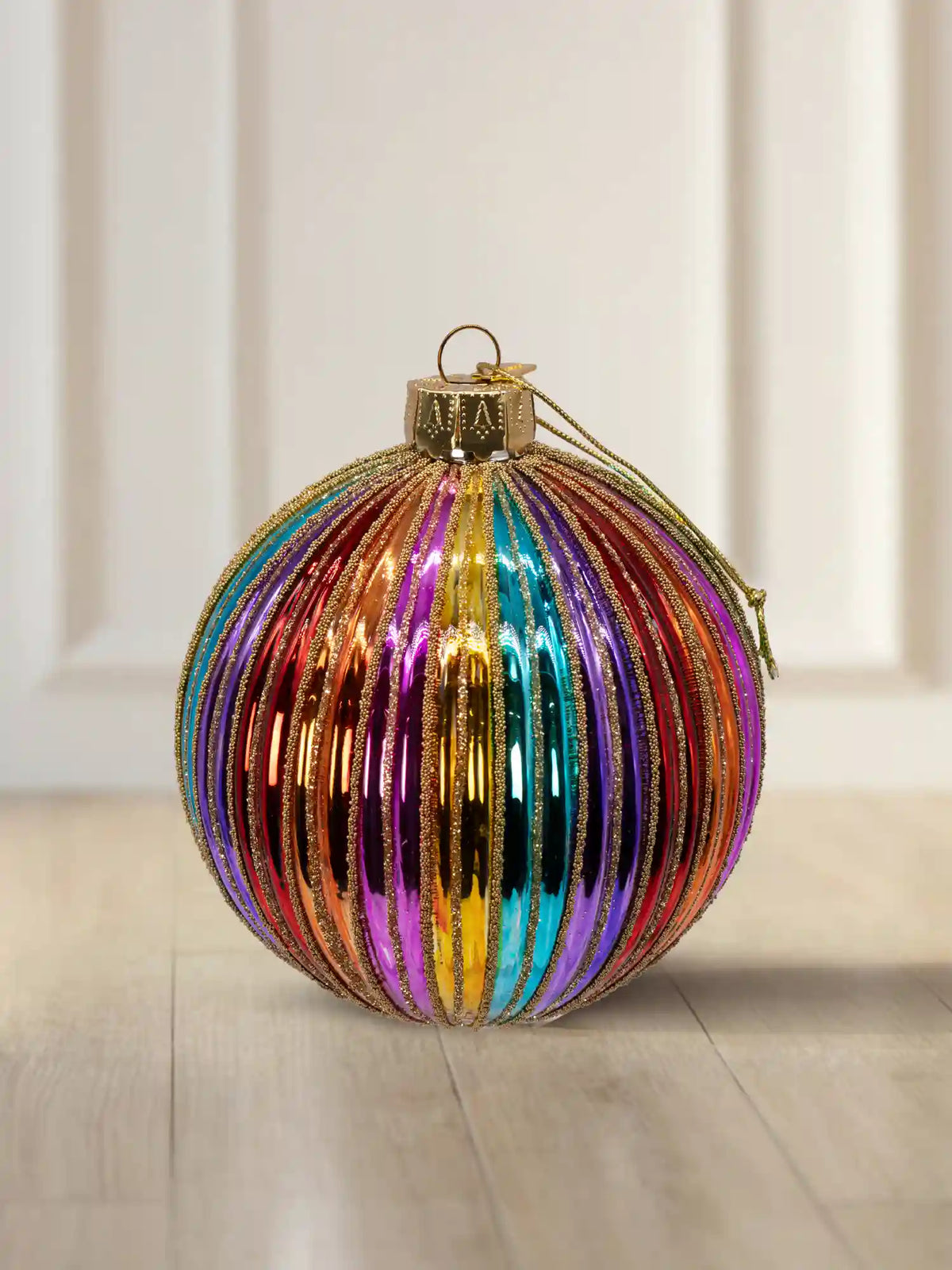 Glaskugel bunt 10cm: Glaskugel mit diagonalen Streifen in Rot, Grün, Blau, Pink und Gold, Hochglanzfinish mit goldenen Glitzerlinien, goldener Aufhänger mit goldener Kordel