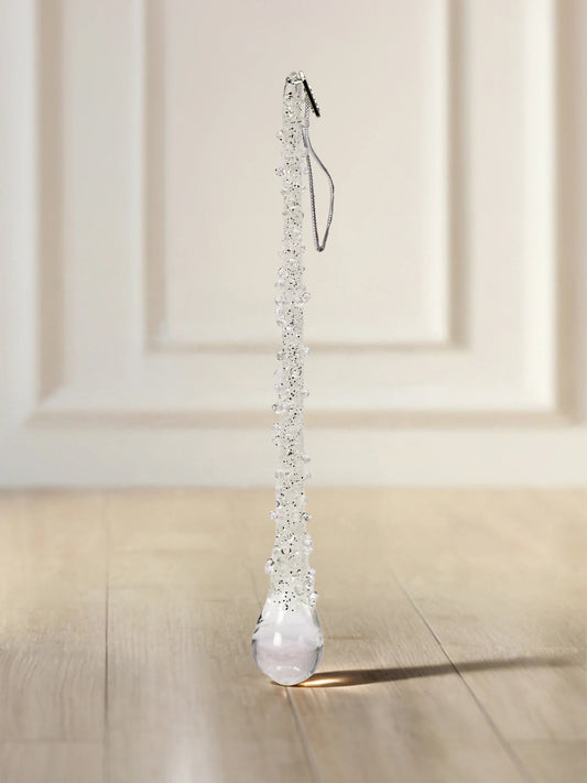Glasornament Tropfen mit Eiskristallen: Langer transparenter Tropfen mit weißen Perlen und Glitzerbesatz entlang des Schafts, runde Spitze, silberne Aufhängekappe mit silbernem Band