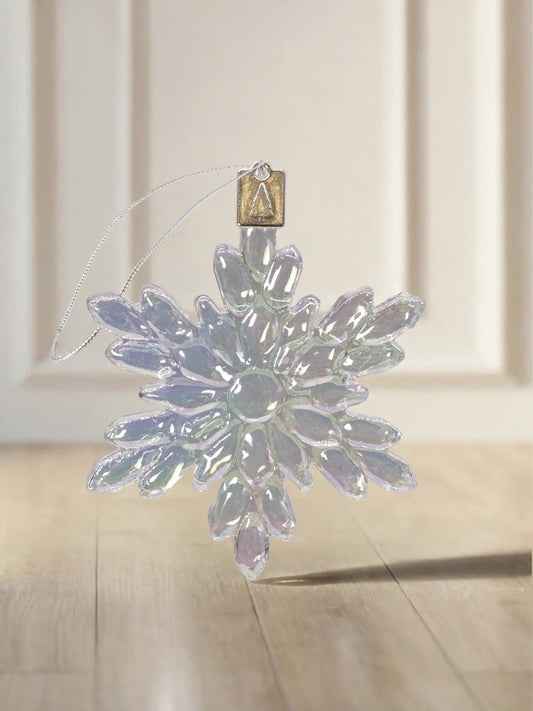 Glasornament Schneeflocke irisierend: großformatige Schneeflocke aus transparentem Glas mit irisierendem Weiß-Blau-Lila-Schimmer, silberne Kette mit ArtiTree-Tag