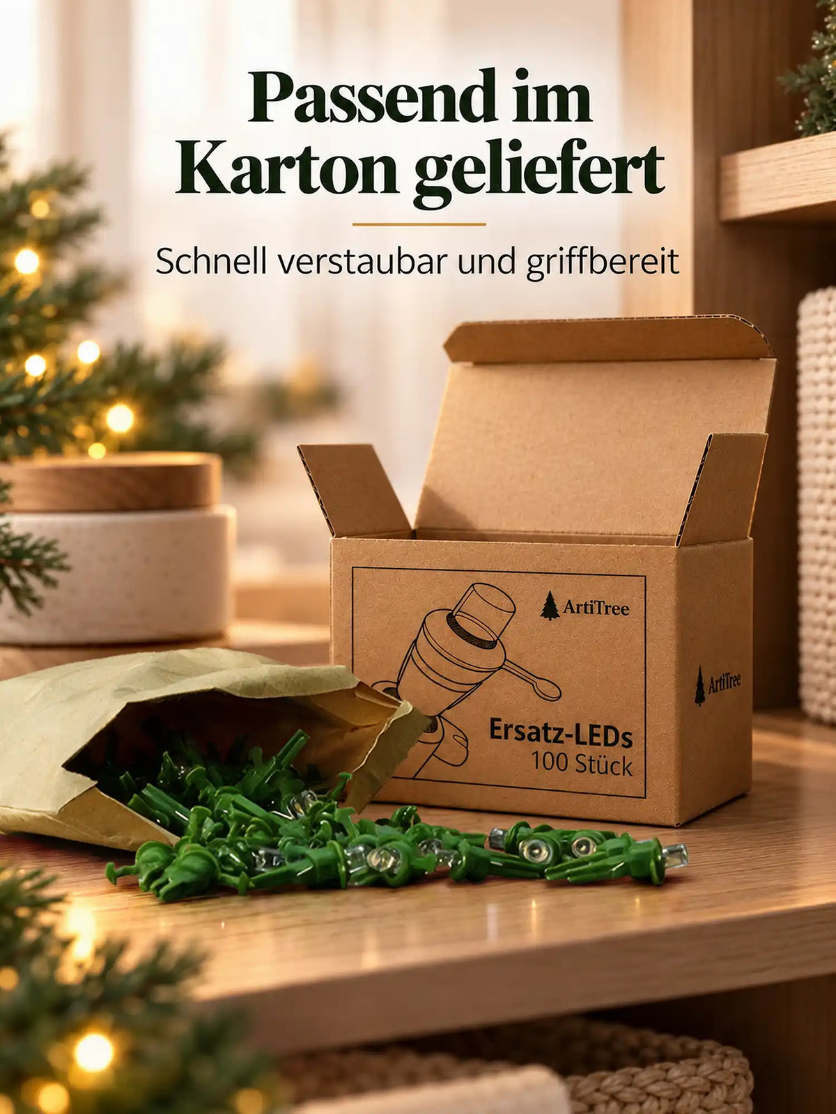 Geöffnete Kartonschachtel „Ersatz-LEDs, 100 Stück“ mit ArtiTree-Logo, davor eine Papiertüte mit grünen Ersatz-LEDs, im Hintergrund ein beleuchteter Tannenzweig.