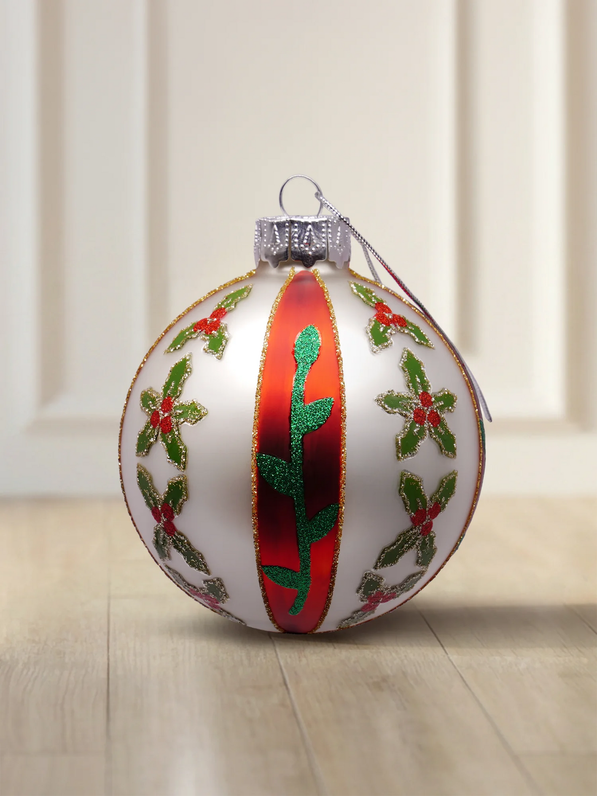 ArtiTree Glaskugel 10 cm in Weiß matt mit Stechpalmen-Blüten, rotem Streifen und Goldglitzer