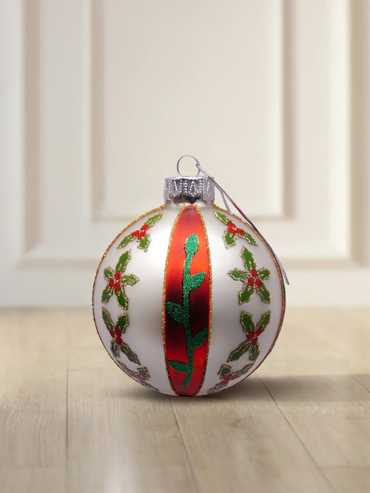 ArtiTree Glaskugel 6 cm in Weiß matt mit Stechpalmen-Blüten, rotem Streifen und Goldglitzer