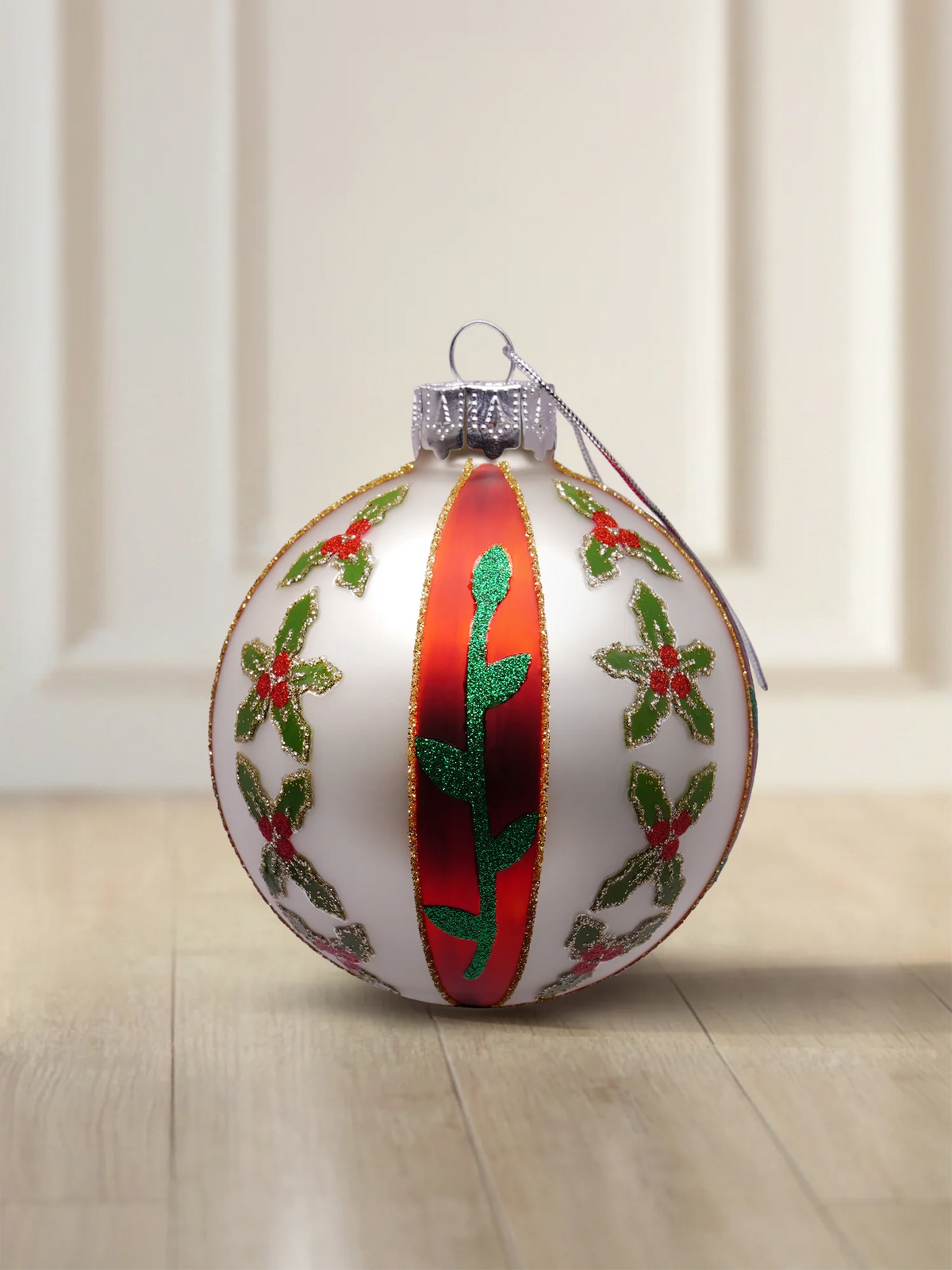 ArtiTree Glaskugel 8 cm in Weiß matt mit Stechpalmen-Blüten, rotem Streifen und Goldglitzer
