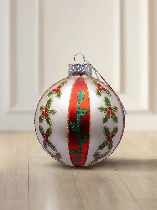 ArtiTree Glaskugel 8 cm in Weiß matt mit Stechpalmen-Blüten, rotem Streifen und Goldglitzer