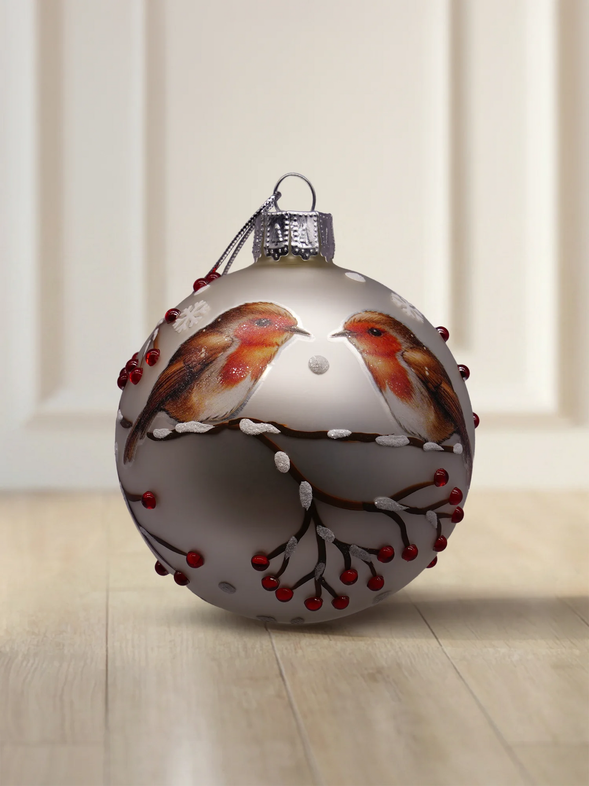 ArtiTree Glaskugel 10 cm in matt Grau mit zwei Rotkehlchen auf Zweigen und roten Beeren